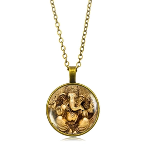 Vue détaillée du collier Ganesha en bronze avec pendentif cabochon en verre vintage