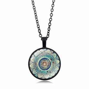 Detalle del collar con colgante de mandala de cristal y marco de metal negro
