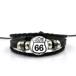 Détail du bracelet en cuir tressé multicouche avec breloque en verre vintage Route 66