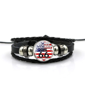 Gros plan du gemme Route 66 sur un bracelet multicouche en cuir tressé pour hommes