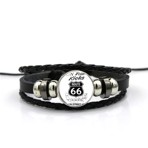 Vue détaillée du bracelet multicouche en cuir Route 66 avec cabochon en verre et anneaux