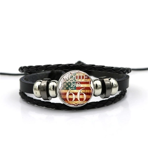 Détail du bracelet en cuir tressé Route 66 avec pendentif drapeau américain