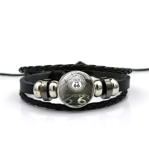 Détail du bracelet vintage en cuir tressé Route 66 avec perles en métal et charme sous verre