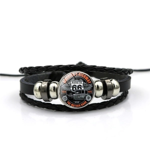 Détail du bracelet en cuir tressé multicouche avec cabochon en verre vintage Route 66
