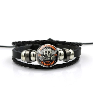 Détails macro des bandes en cuir tressé et du cabochon en verre Route 66 de ce bracelet
