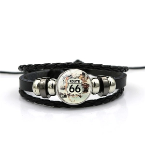 Détail du bracelet multicouche en cuir avec charm en verre rétro Route 66 vintage