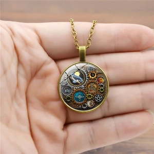 Pendentif steampunk mécanique avec engrenages bronze lune et corbeau sous dôme verre