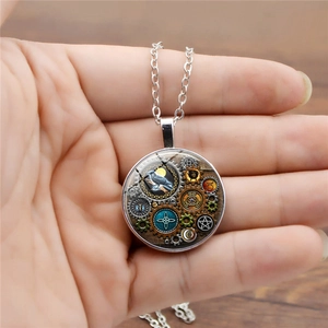 Collier steampunk avec engrenages vintage et pendentif corbeau lune sur chaîne argent