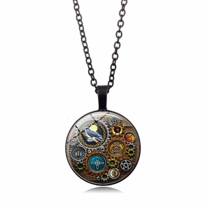 Collier steampunk avec pendentif en verre motif engrenage corbeau et lune mystique