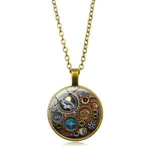 Détail du pendentif steampunk avec engrenages, corbeau et symboles sur chaîne bronze
