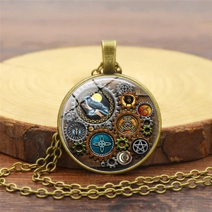 Détail macro du pendentif engrenage steampunk vintage avec finition en bronze antique