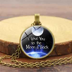 Detalle del collar de luna en bronce vintage con texto I Love You to the Moon and Back