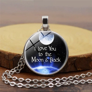 Vista detallada del colgante de cristal con mensaje I Love You to the Moon and Back