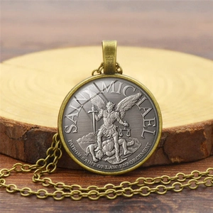Detalle del colgante de San Miguel en bronce vintage con grabado para las fuerzas del orden