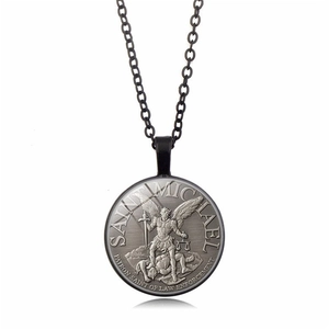 Detalle del colgante de San Miguel para fuerzas del orden con cadena de metal negro