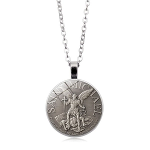 Detalle del colgante de plata de San Miguel con grabado Patrón de los Cuerpos de Seguridad