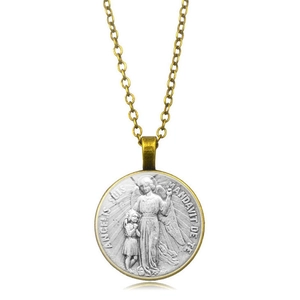 Detalle de colgante con relieve de ángel en plata y texto en latín con cadena