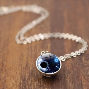 Vue détaillée du pendentif sphérique en verre avec motif de nébuleuse et galaxie