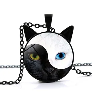 Détail du pendentif chat Yin Yang avec yeux hétérochromes et oreilles de chat noir