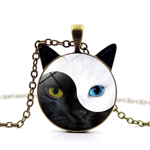 Détail du collier chat en bronze avec motif chat Yin Yang et yeux colorés vibrants
