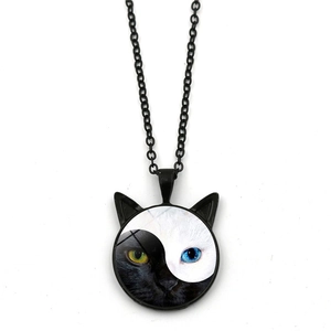 Détail du pendentif chat Yin Yang avec oreilles de chat et dôme en verre hétérochrome