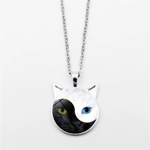 Collier pendentif Yin Yang avec visages de chat noir et blanc et oreilles de chat