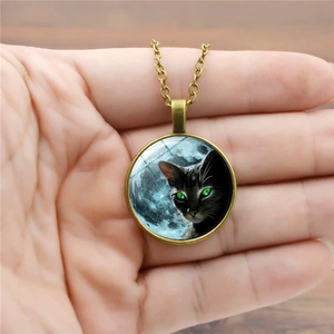 Antike Bronzekette mit Glas-Anhänger und Motiv einer schwarzen Katze mit Mond