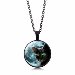 Detailansicht der Mond und Katze Glaskette mit schwarzer Kette und grünen Augen