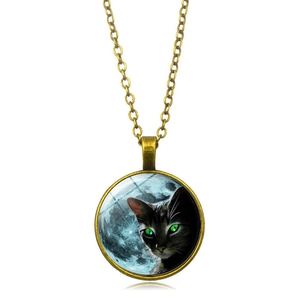 Nahaufnahme der Vintage-Halskette mit Mond und schwarzer Katze Glas-Cabochon-Anhänger