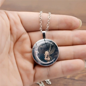 Halskette mit Halbmond und Fee unter Glaskuppel an versilberter Metallkette für Damen