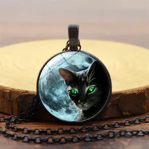 Detailansicht der Glas-Halskette mit schwarzer Katze auf einer Holzscheibe präsentiert