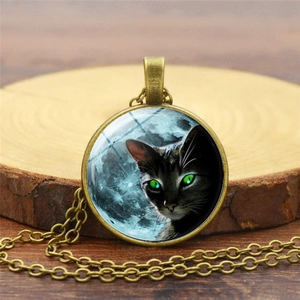 Makrodetail der Mond- und Katzen-Halskette mit Bronze-Finish auf Holzsockel