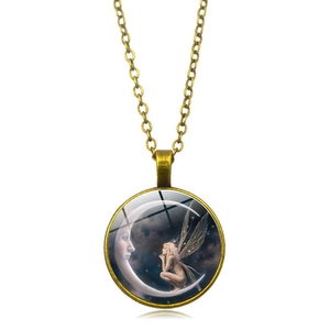Detailansicht der bronzenen Mond-Fee-Glaskette mit Vintage-Sternmuster und Metallkette