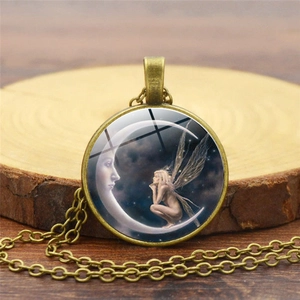 Details des Vintage-Bronze-Anhängers mit Mondsichel- und Feenmotiv aus Glas