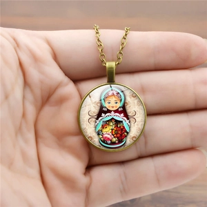 Collier pendentif poupée russe Matriochka en bronze vintage avec motif d'art populaire