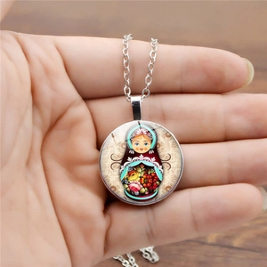 Pendentif en verre cabochon poupée russe avec chaîne argentée pour femme élégante