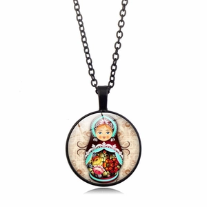 Détail du pendentif en verre avec une illustration colorée de poupée russe Matriochka