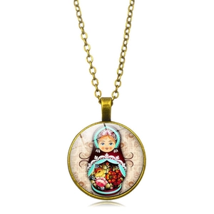 Détail du collier pendentif Matriochka en bronze vintage avec dôme en verre artistique