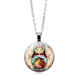Gros plan du collier vintage avec pendentif rond et motif de poupée russe Matriochka