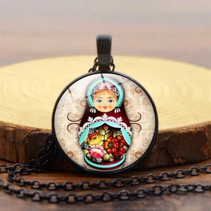 Gros plan du collier avec pendentif en verre et motif coloré de poupée russe Matriochka