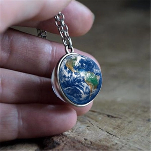 Collier boule de verre double face avec pendentif terre détaillé sur chaîne argentée
