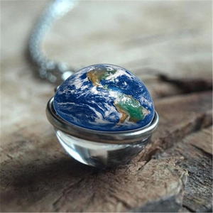 Collier avec pendentif globe terrestre en verre double face sur chaîne en métal argenté