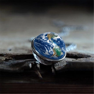 Collier pendentif globe terrestre en verre double face avec chaîne en argent sur bois