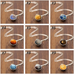 Collier avec pendentif boule de verre planètes du système solaire et chaîne argentée