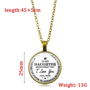 Détail du pendentif vintage en bronze de 25mm avec message personnalisé et chaîne de 45cm