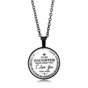 Collier pendentif To My Daughter avec cristal et message d'amour sur fond blanc