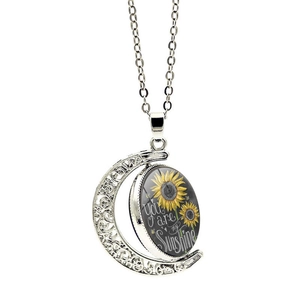 Détail du pendentif lune argentée avec tournesol et gravure You are my sunshine gravée