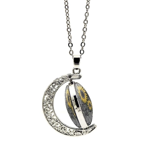 Vue détaillée du pendentif lune vintage avec motif tournesol et texte gravé You are my sunshine
