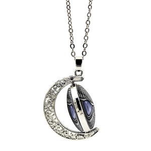 Detailansicht der drehbaren Mond-Halskette mit lila Drachenauge und silberner Kette
