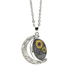Collier lune tournant tournesol avec pendentif 'You are my Sunshine' sur fond blanc